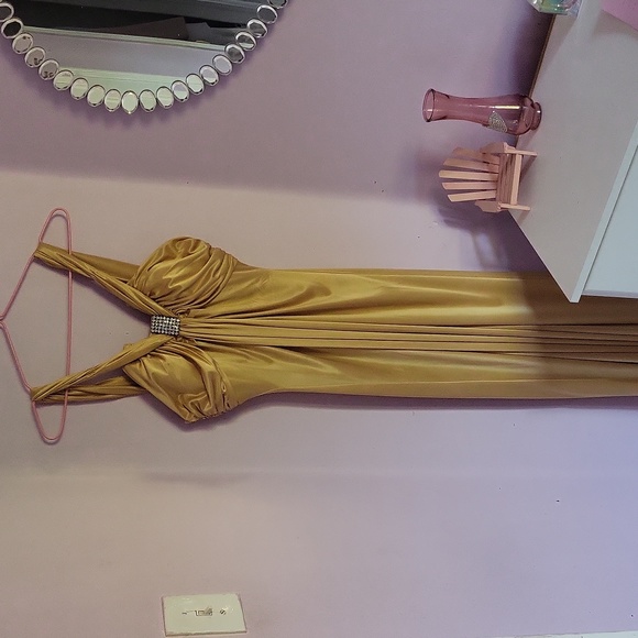 Beautiful Long gown - Picture 2 of 3